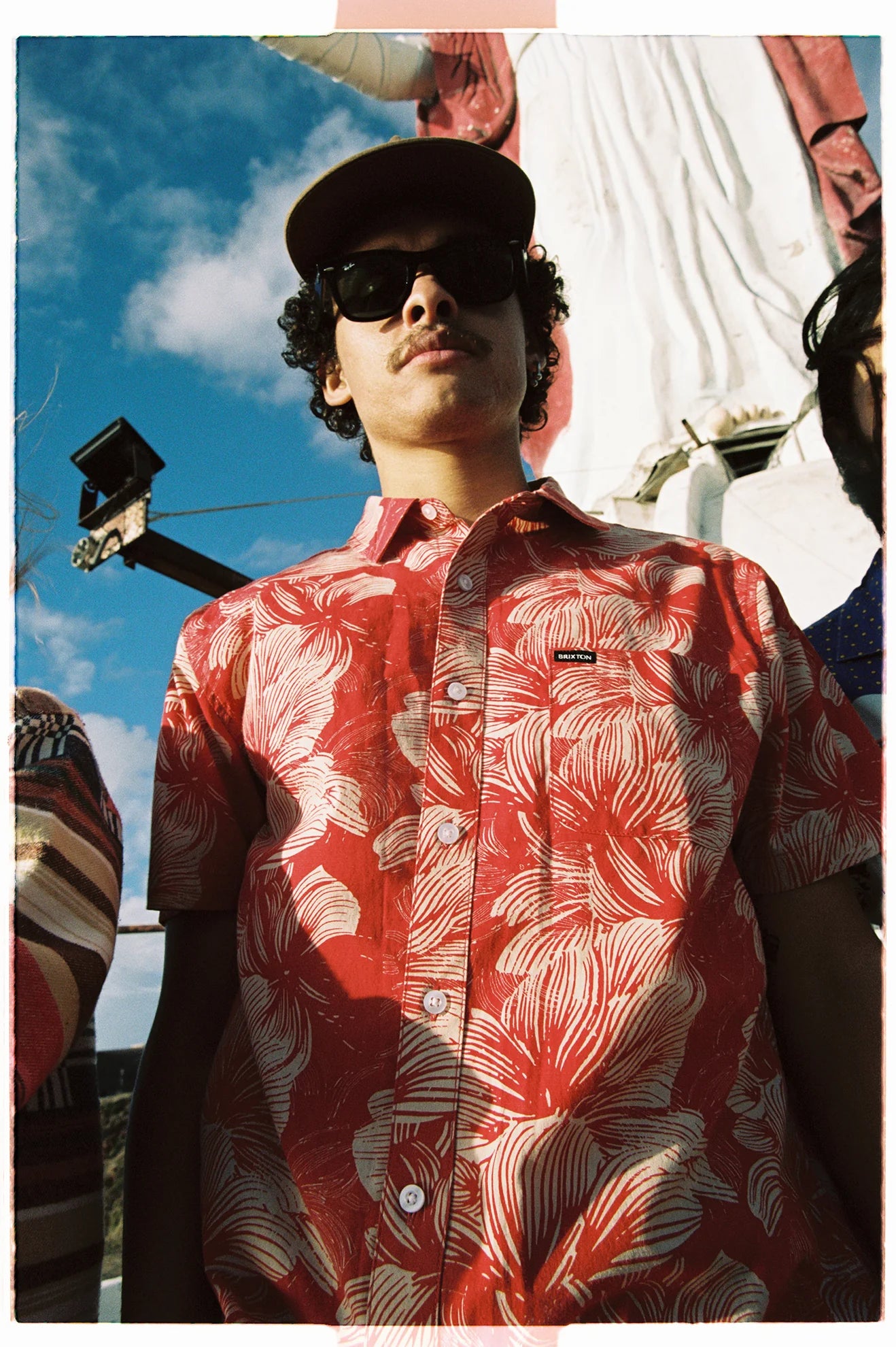 BRIXTON - CHARTER PRINT S/S WVN - CASA RED/OATMILK FLORAL